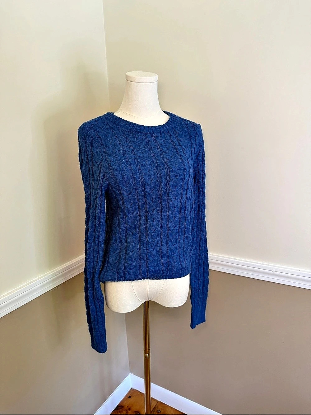 American Eagle Cable Knit Sweater in Blue Size Medium Like New